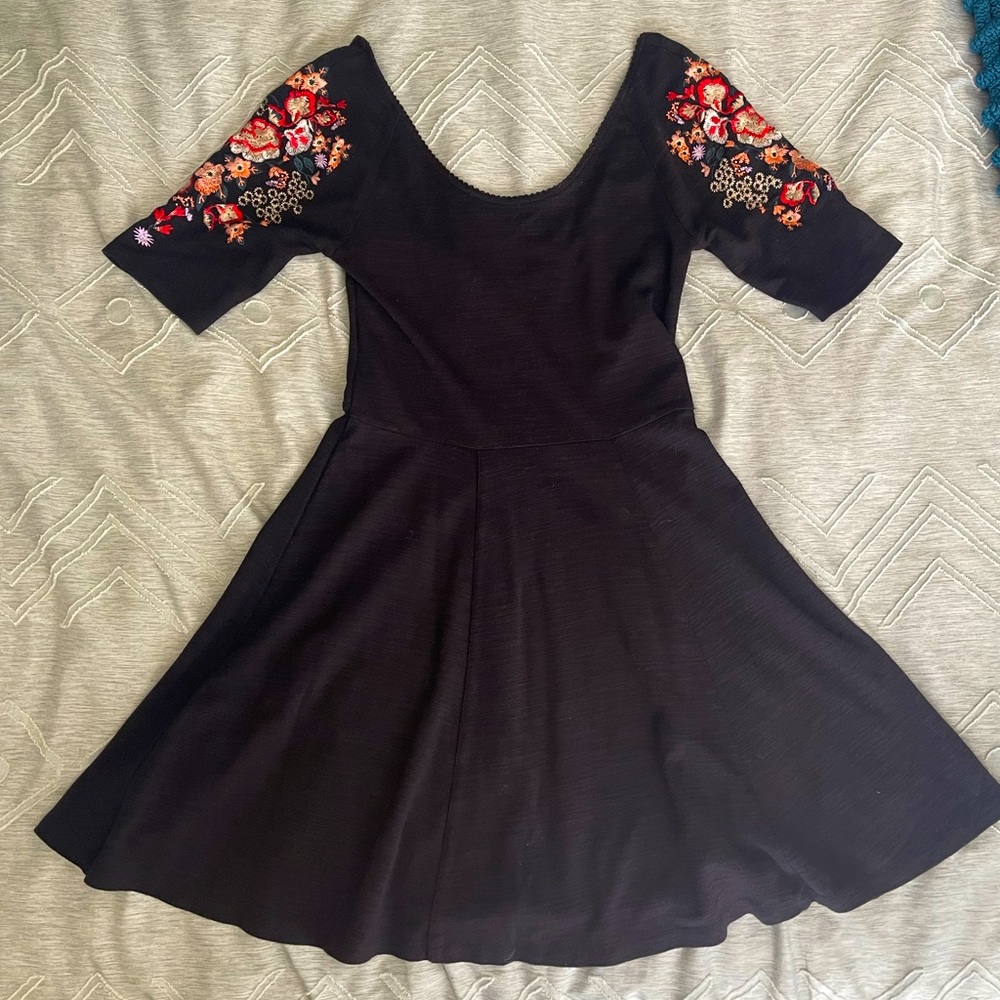 Free People Black Mini Dress W/ Floral Sleeves 🖤🌸